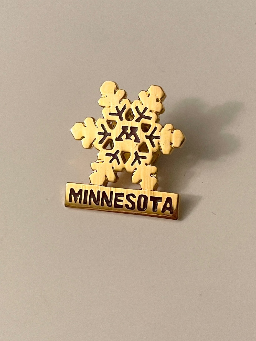 Vintage Gold Tone Minnesota Snowflake Enamel Pin Travel Souvenir Lapel Pin